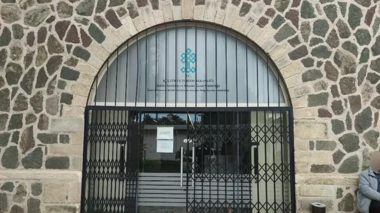 İzmir’de 2 bin yıllık Zeus heykel başı ele geçirildi