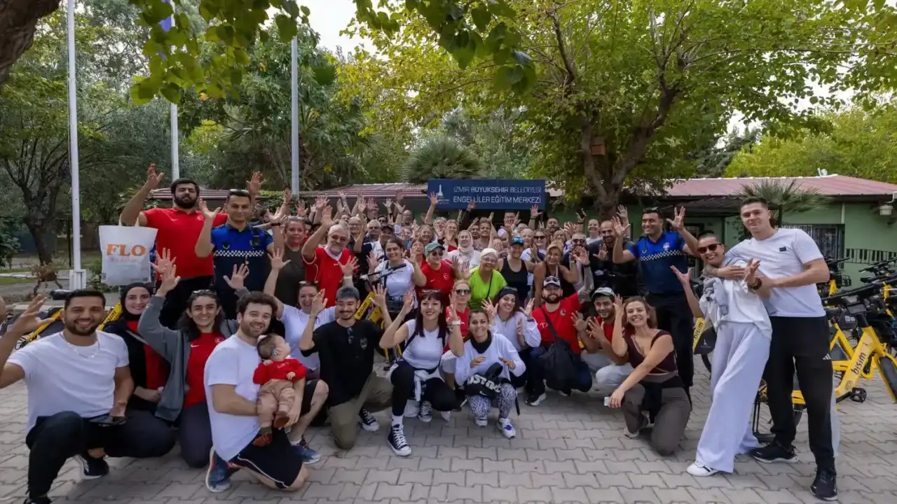İzmir’de Cumhuriyet coşkusu engelleri aştı