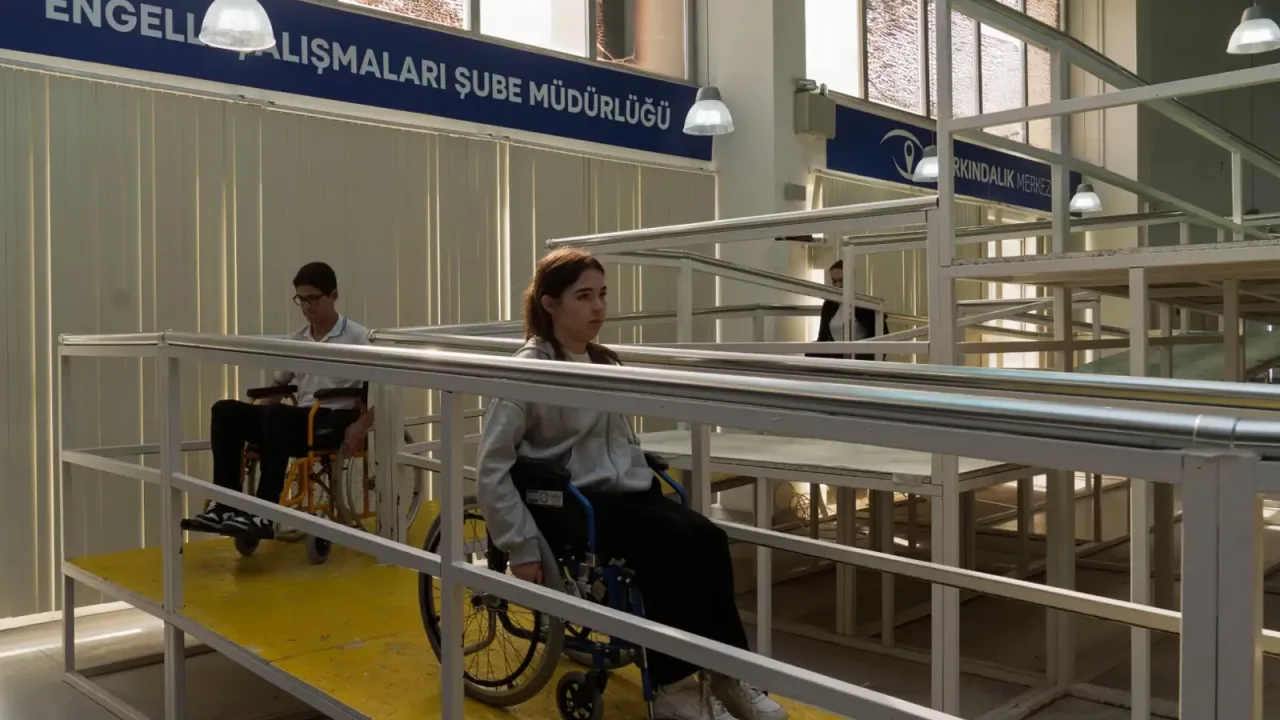 İzmir’de empati parkuru... Engelleri deneyimleyerek fark ettiler