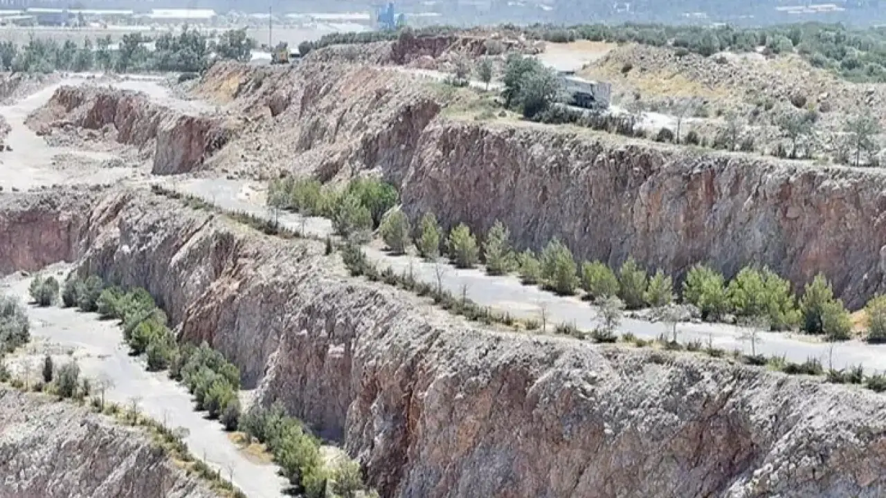 İzmir’de hafriyat toprağı kontrollü sahalarda toplanıyor