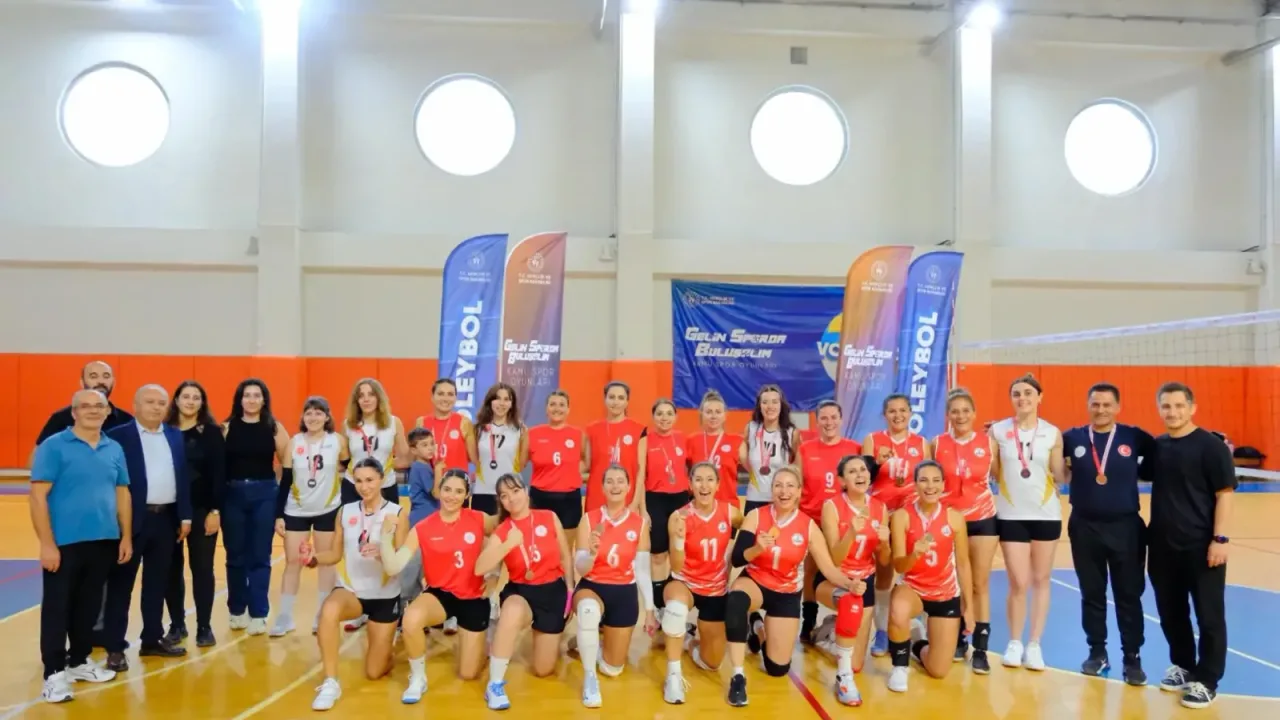 İzmir'de Kadın Voleybol Takımı il şampiyonu oldu