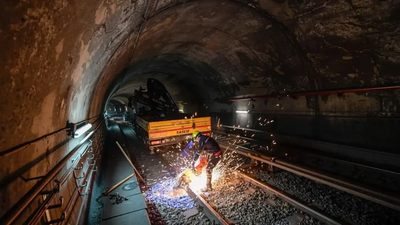 İzmir'de metro raylarında değişim zamanı