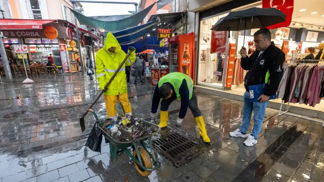 İzmir’de yağış mesaisi... İZSU tam donanımıyla sahada