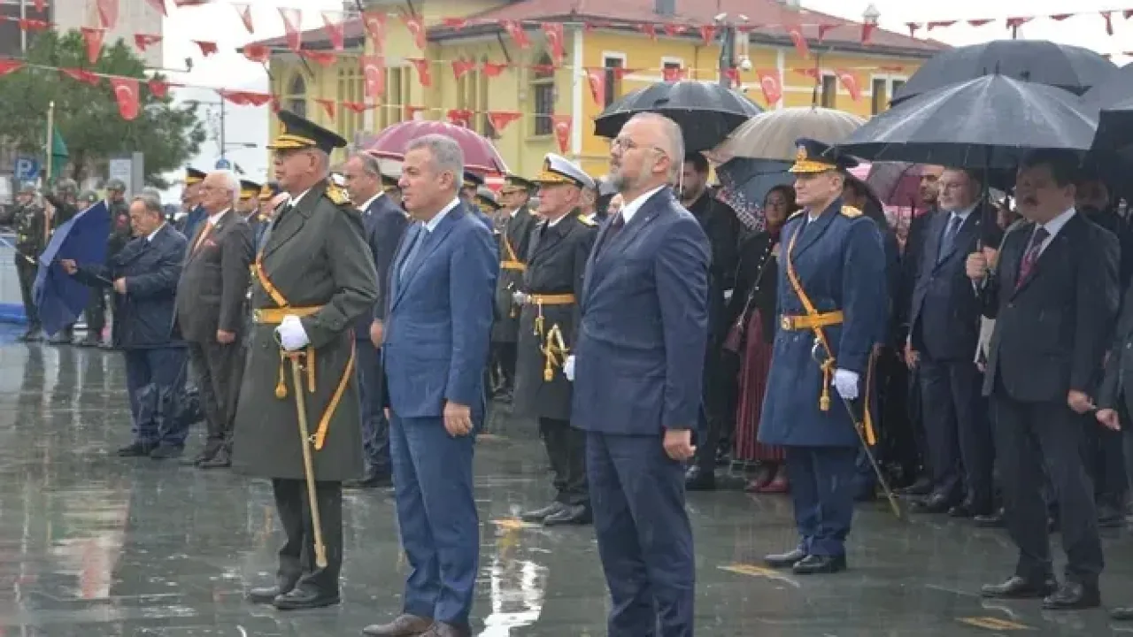 İzmir esnafından Cumhuriyet'e 103. yıl saygısı