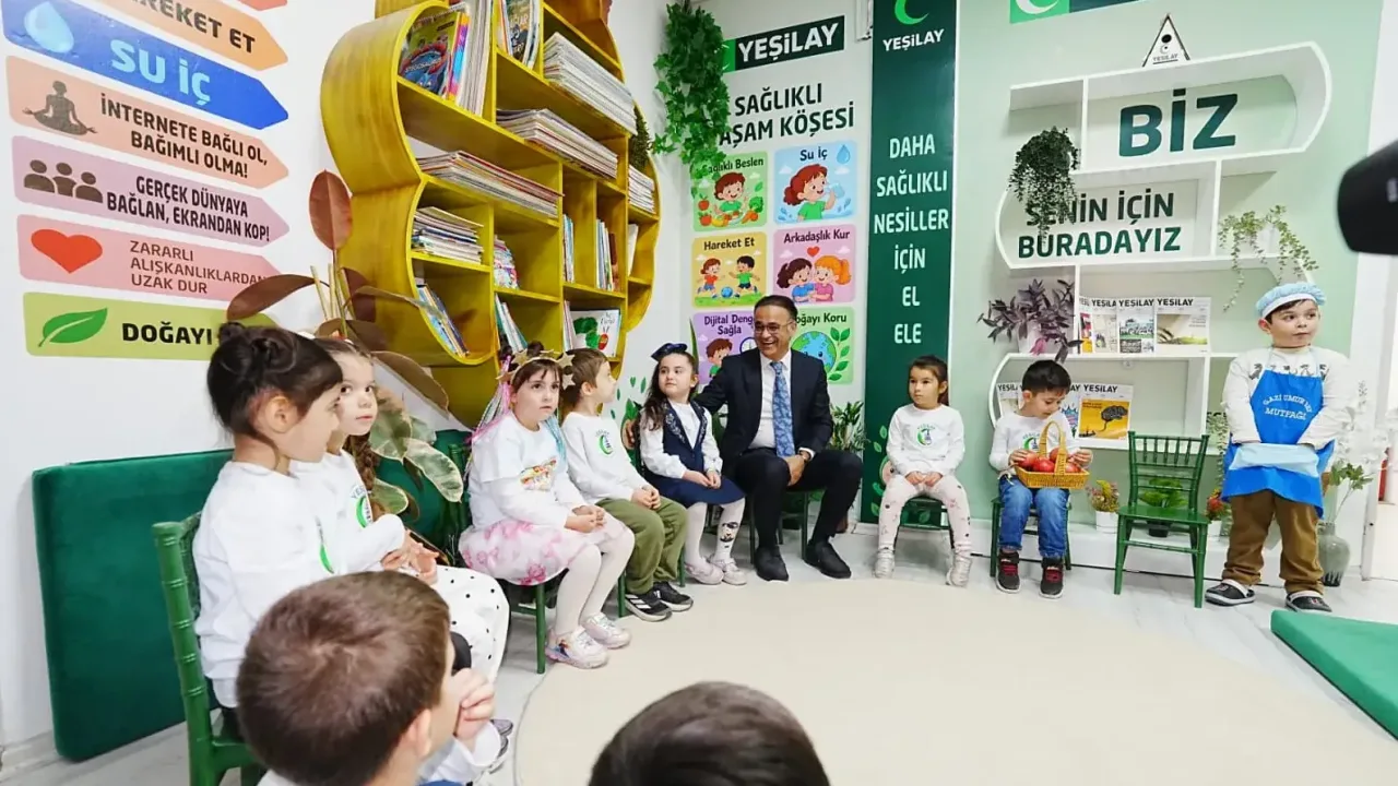 İzmir okullarında Yeşilay köşeleri bilinçlendiriyor