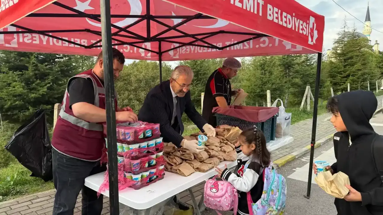 İzmit'in öğrencilere desteği sürüyor