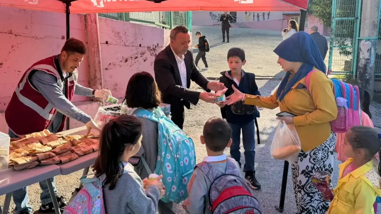 İzmit'te 'Beslenme Saati' desteği sürüyor