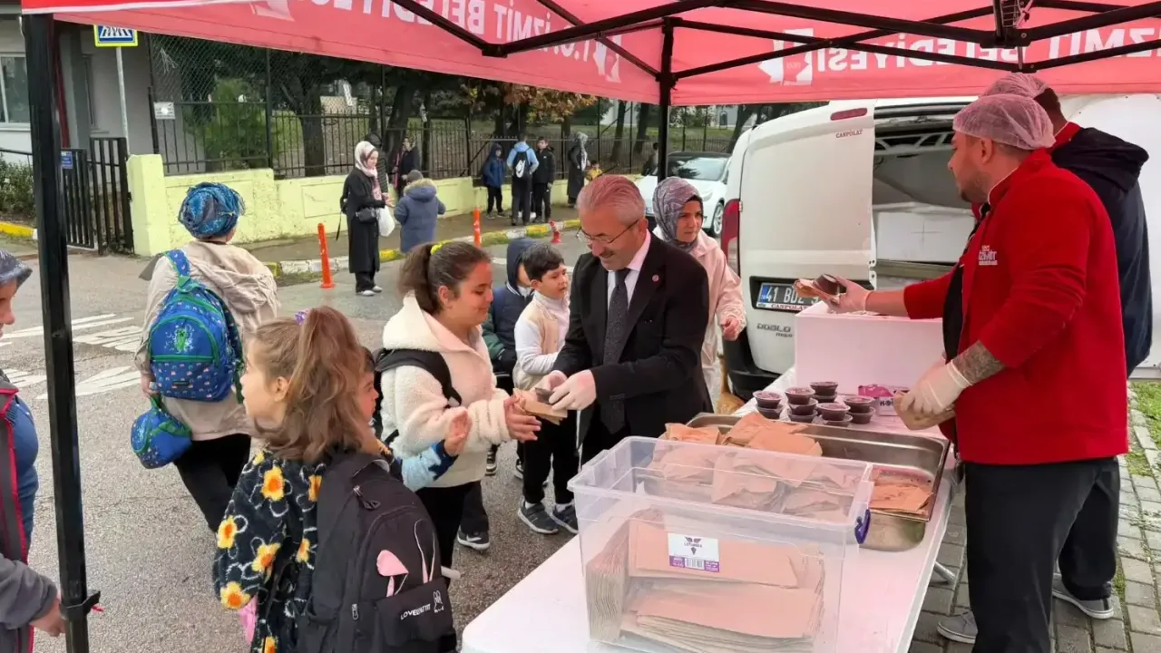 İzmit'te 'Beslenme Saati' üç okulda öğrencilerle buluştu