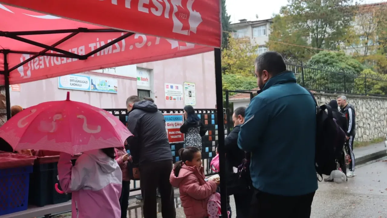 İzmit'te Beslenme Saati yağmur çamur dinlemiyor