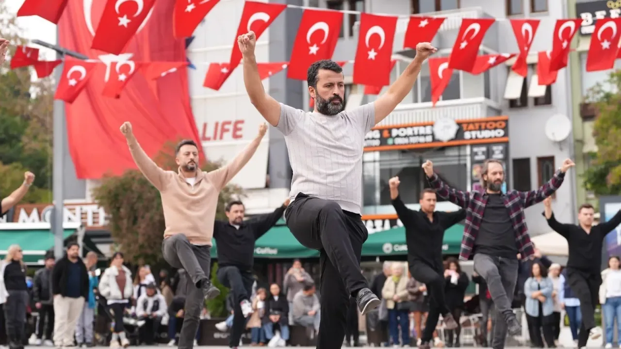 İzmit’ten Cumhuriyet’e 41 kişilik zeybekli selam