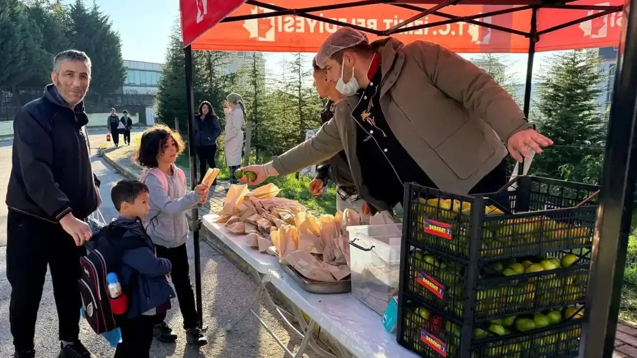 İzmit'ten öğrencilere kek ve mandalina ikramı