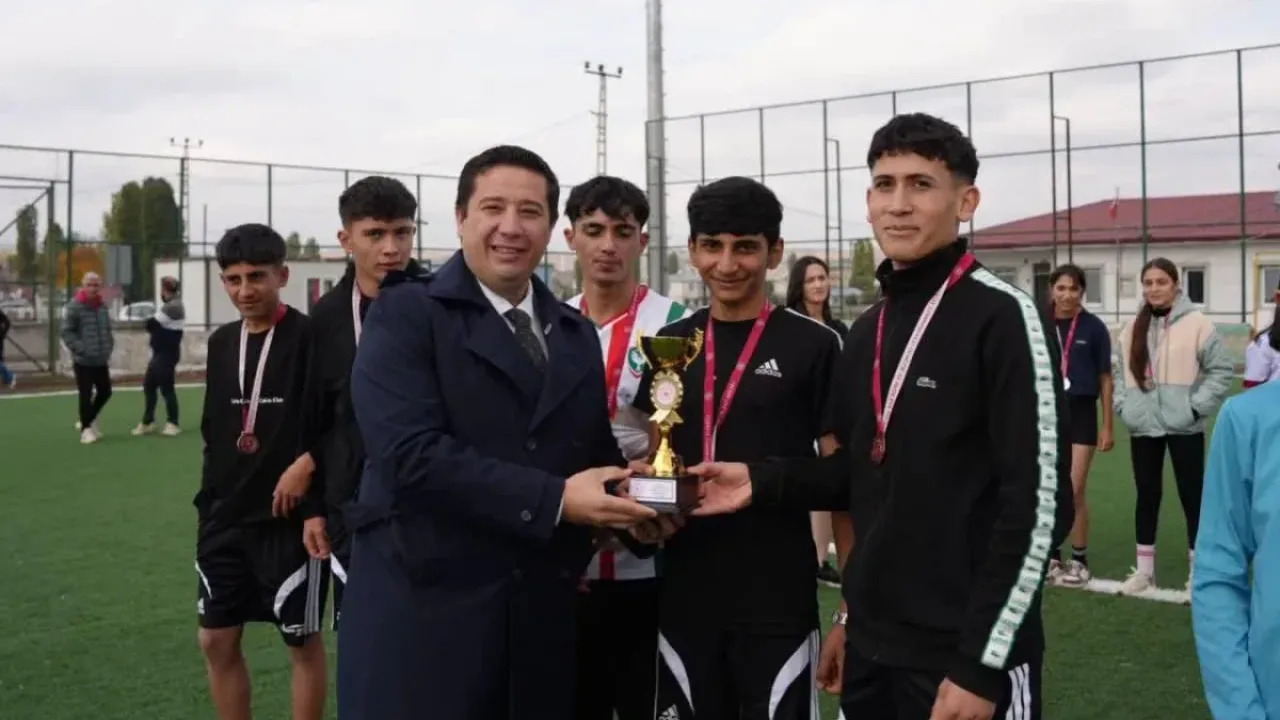 Kars’ta Okul Sporları Kros yarışmaları tamamlandı