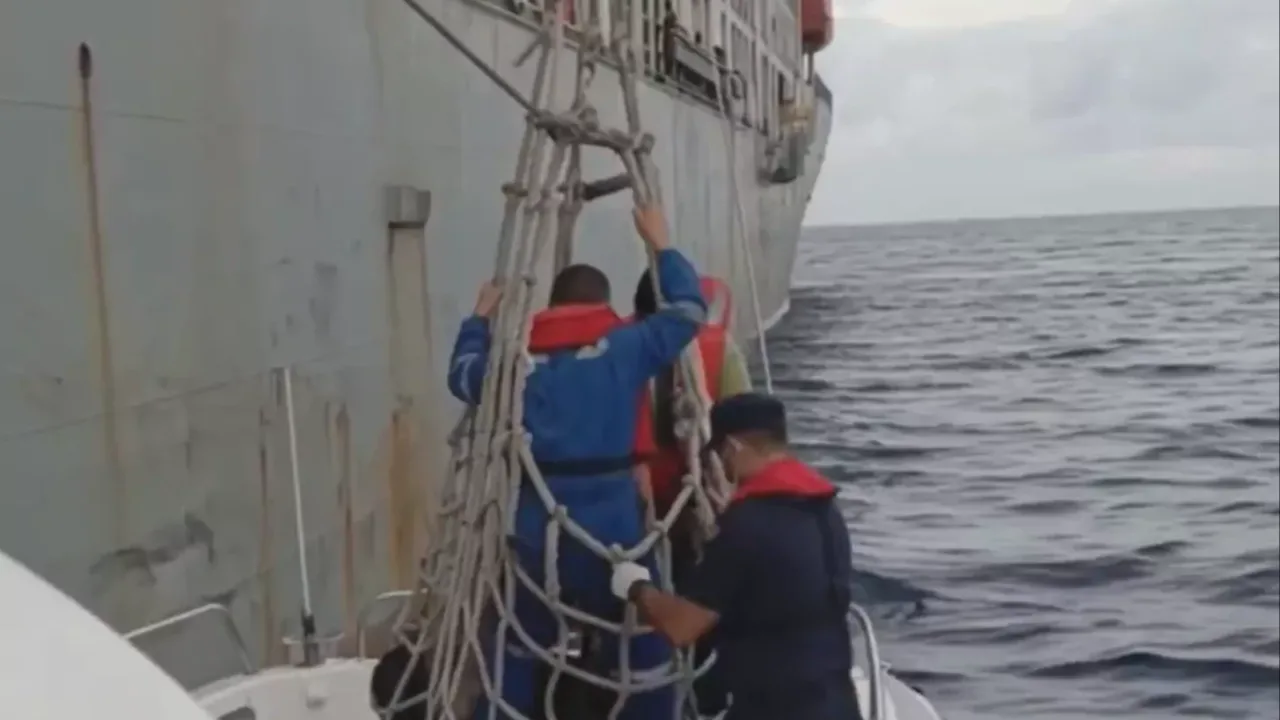 Kaş açıklarında yaralanan gemi mürettebatı Sahil Güvenlik