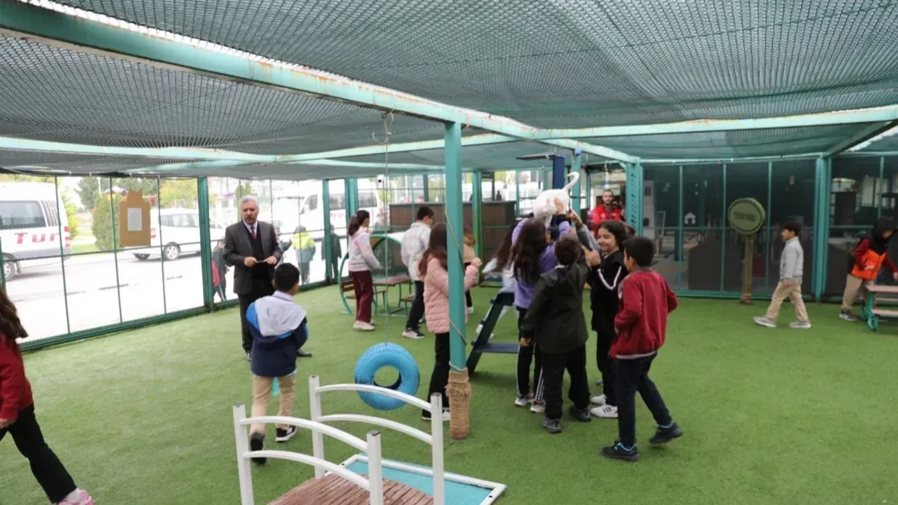 Kayseri Kocasinan çocuklara hayvan sevgisi aşılıyor