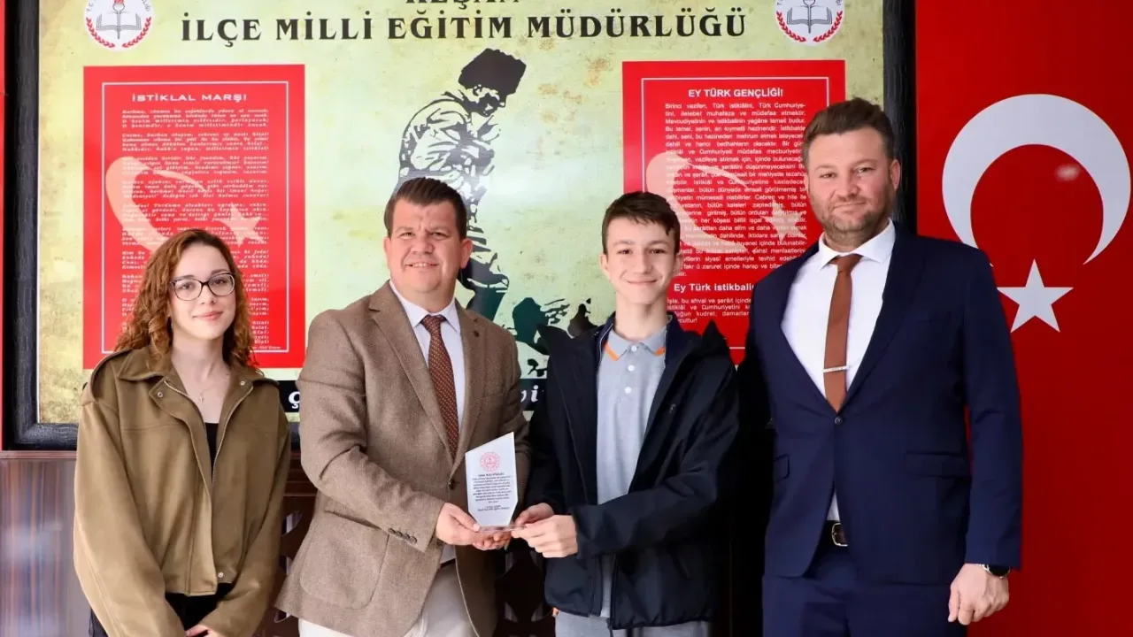 Keşan'da çevre duyarlılığıyla örnek olan liseliye Müdür