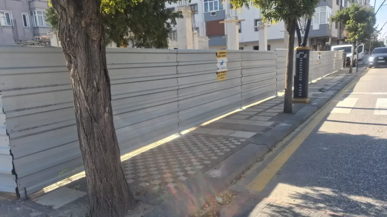 Keşan'da o caddedeki inşaatta kaldırım işgali sona erdi