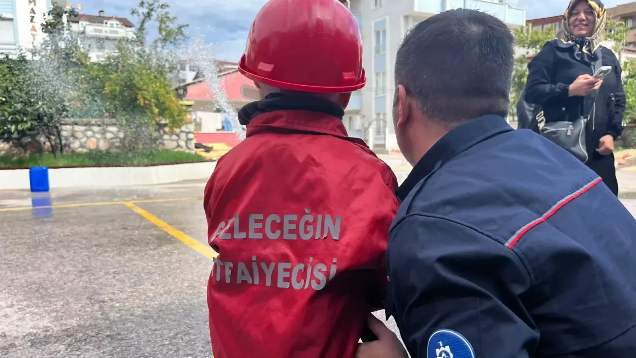 Kocaeli'de minikler itfaiyeyi yakından tanıdı