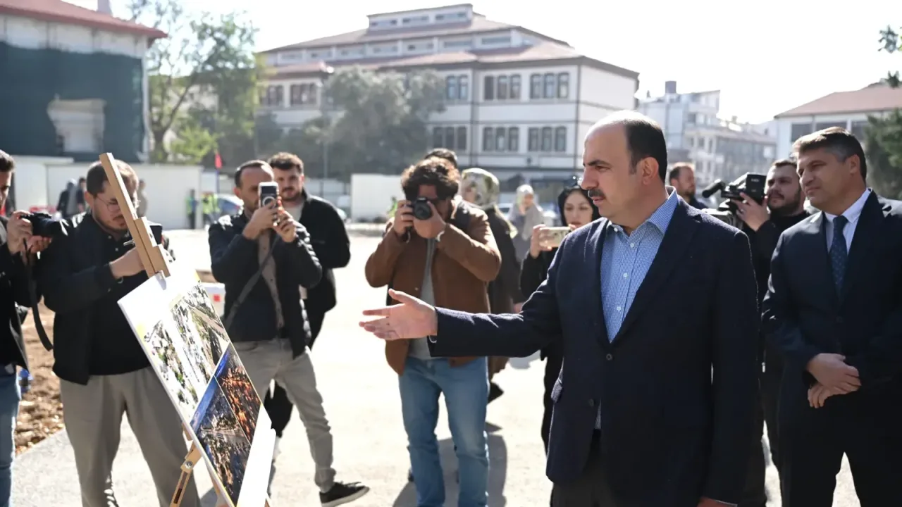Konya Mevlana Caddesi'nde çevre düzenlemesi sürüyor