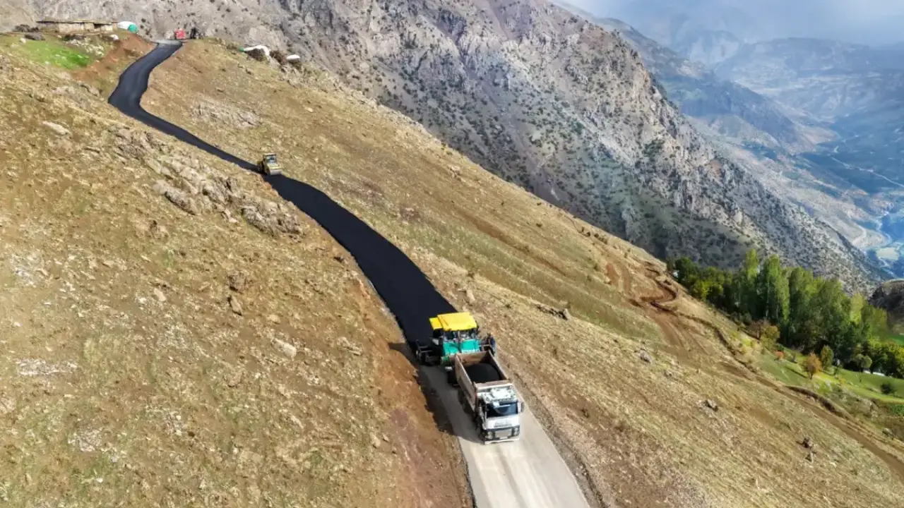 Köy yollarına sıcak asfalt