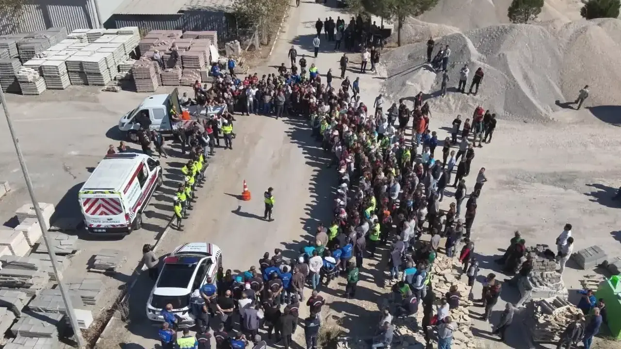 Manisa Büyükşehir personeline yol ve cadde çalışmalarında