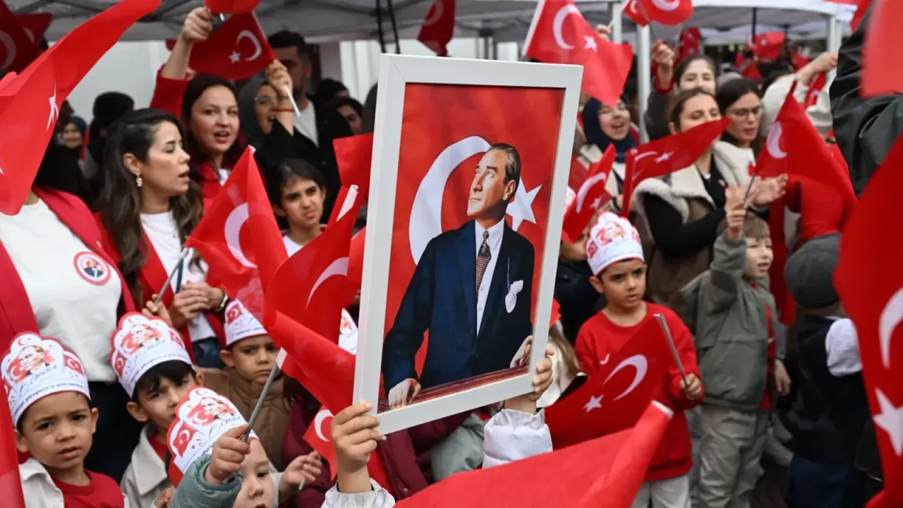 Manisa'da çocukların Cumhuriyet ve bayram sevinci
