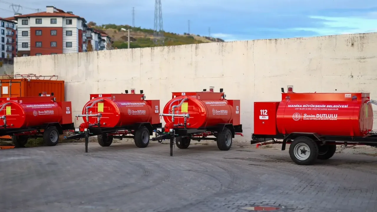 Manisa Demirci’de yangınlara karşı tanker desteği