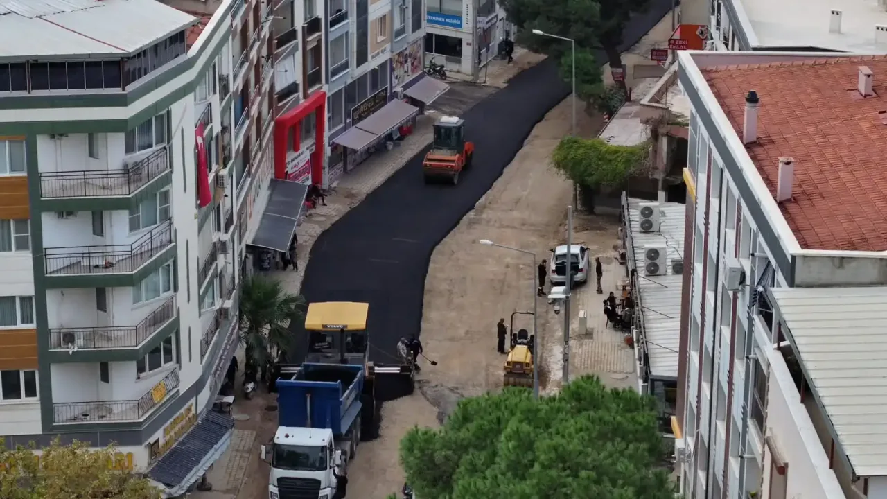 Manisa Muradiye’de sıcak asfalt mesaisi
