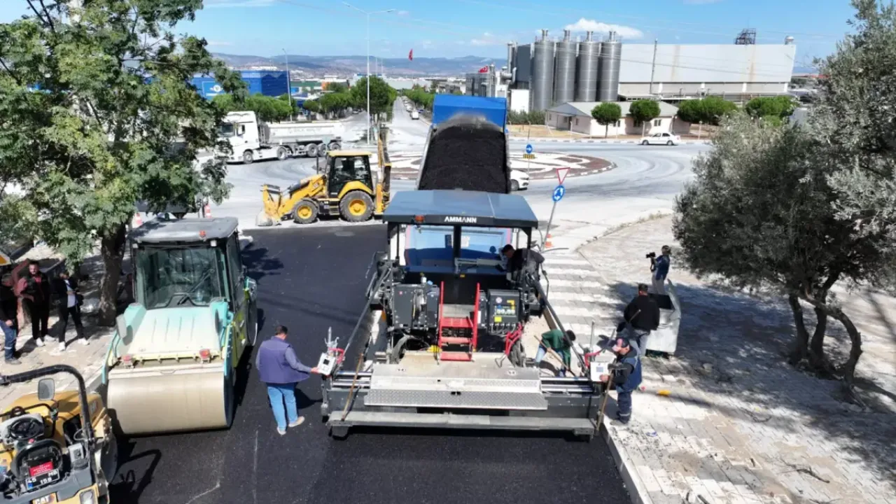 Manisa Yunusemre Emlakdere’de 2 kilometrelik yola sıcak asfalt