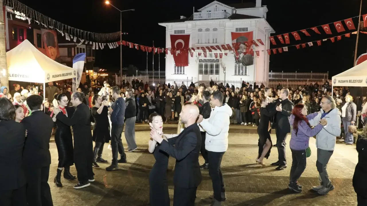 Mudanya'da yağmur altında Cumhuriyet valsi