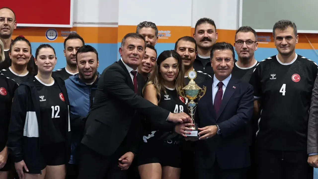 Muğla'da Cumhuriyet Kupası’nda personel sahaya çıktı