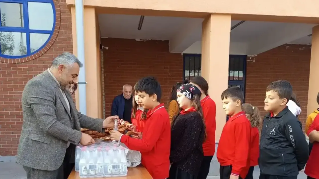 Muhtar Yağlı öğrencilerin mutluluğuna ortak oldu