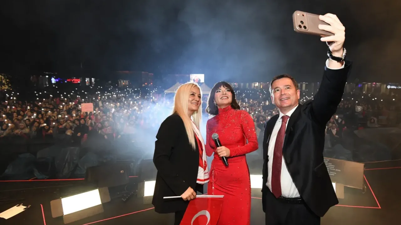 Osmangazi’de Cumhuriyet Coşkusu Göksel’in şarkılarıyla taçlandı