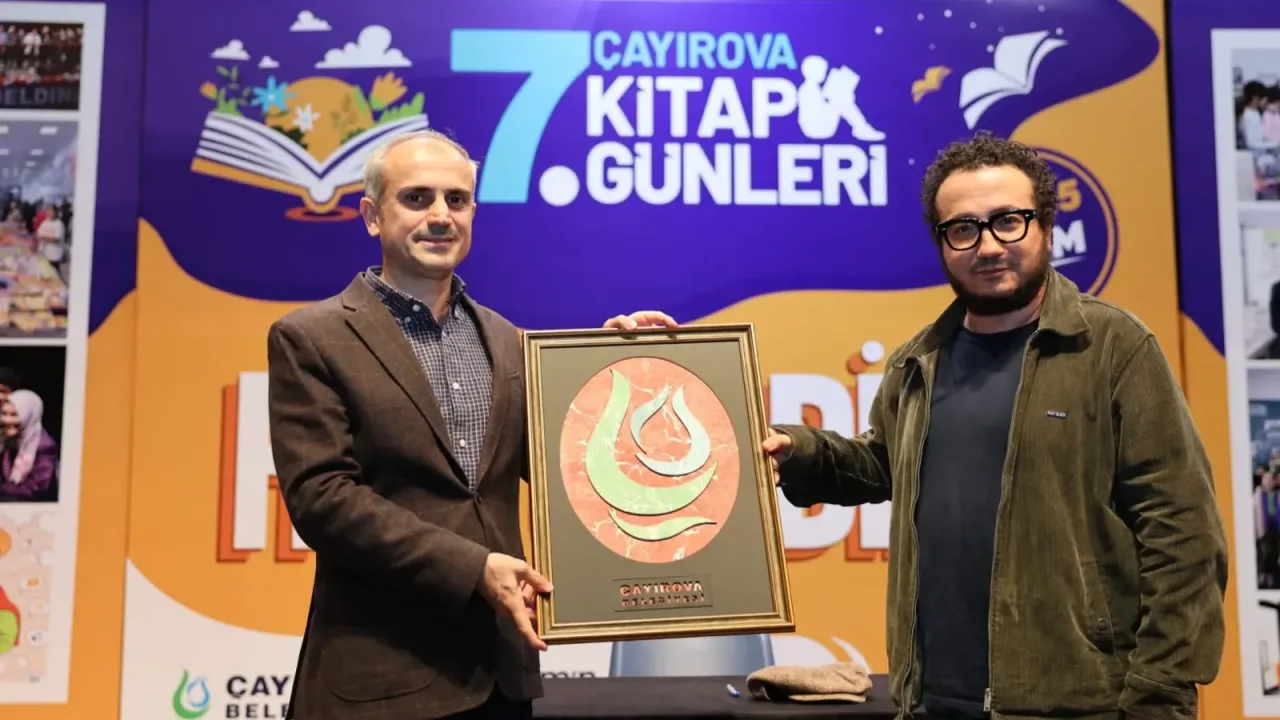 Oytun Erbaş, Çayırovalı sevenleriyle kitap günlerinde buluştu