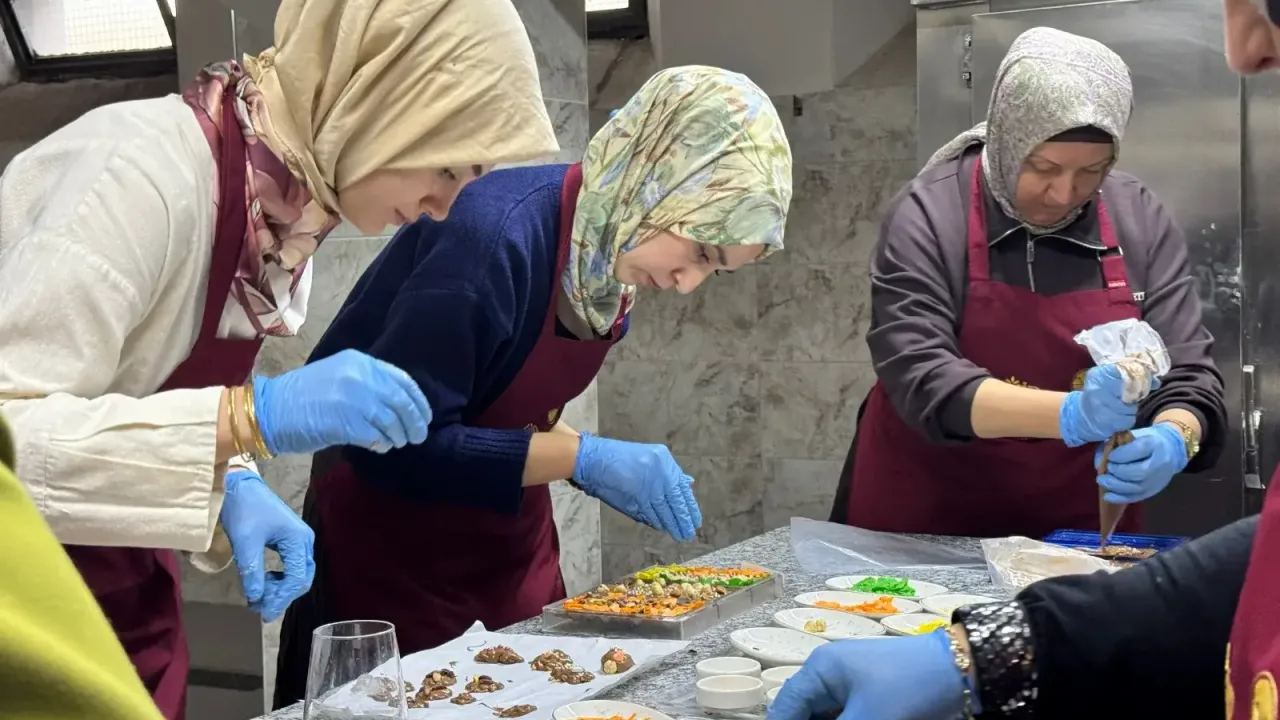 Sakarya her Cuma, Çikolata ve Çiçek Atölyesi’nde buluşuyor