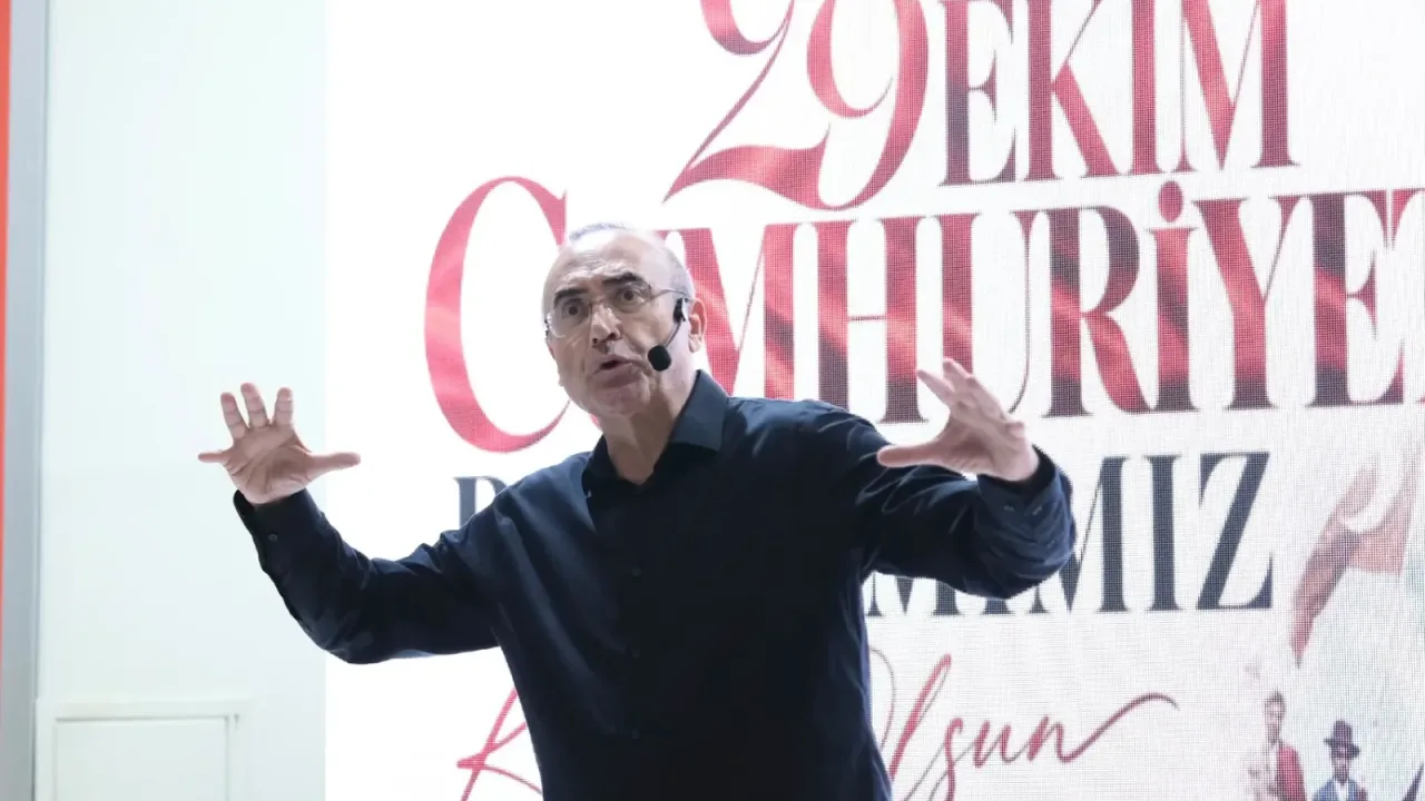 Sunay Akın, “Cumhuriyete Giden Yol” gösterisiyle İzmitlilerle