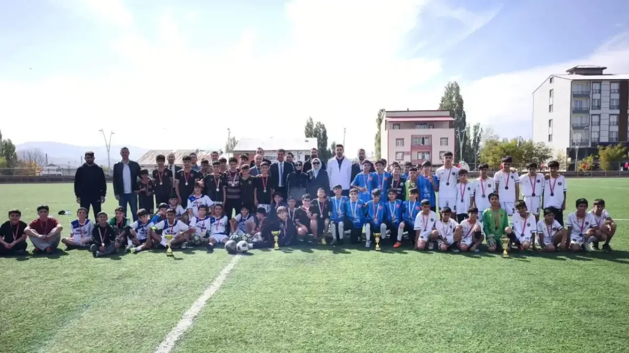 Taşlıçay’da Yıldız Erkekler Futbol Turnuvası Cumhuriyet Kupası