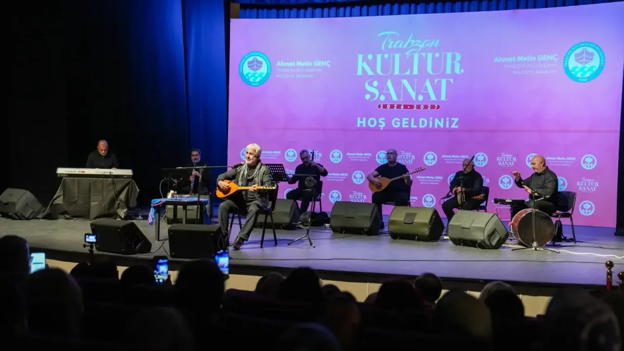 Trabzon’da türkü şöleni! Esat Kabaklı’ya büyük ilgi