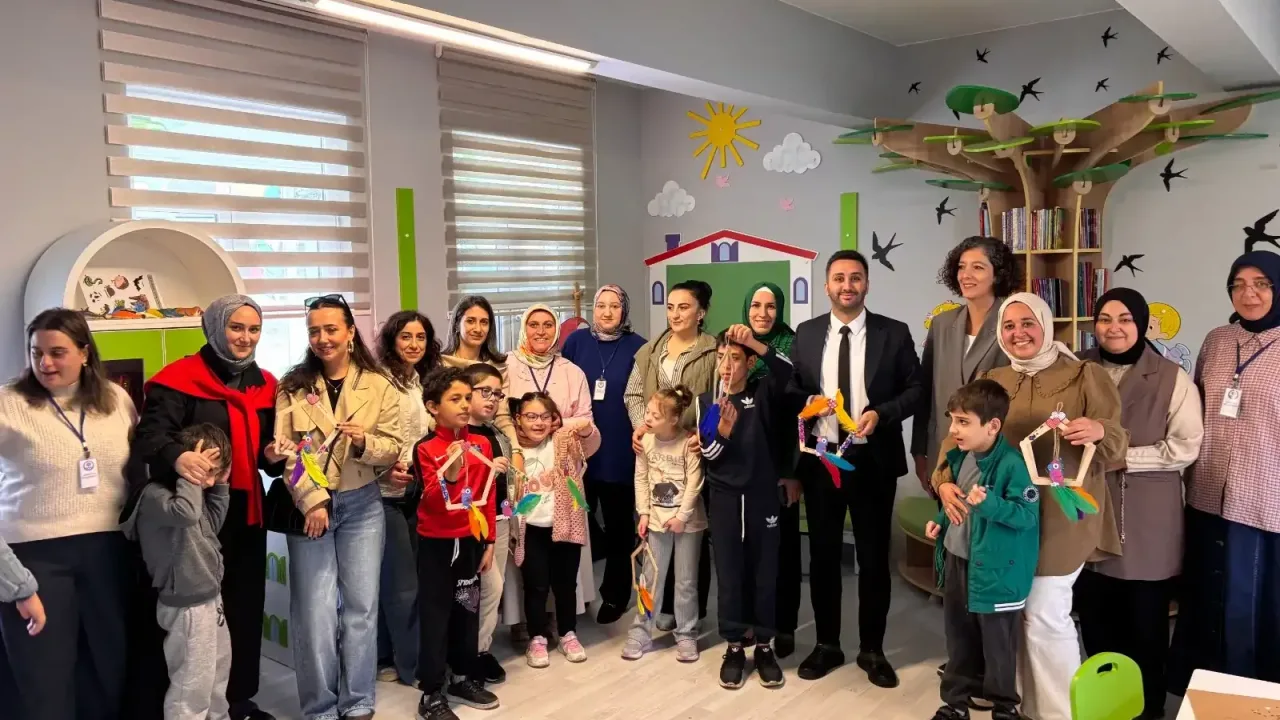 Trabzonlu öğrenciler Çilekli Düşler Köyü’nde eğlendi