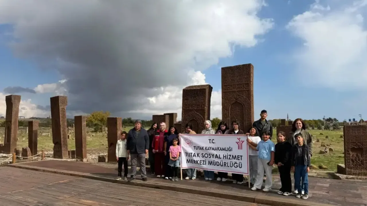 Tutaklı Çocuklar Ahlat’ın tarihî ve kültürel mirasını keşfetti
