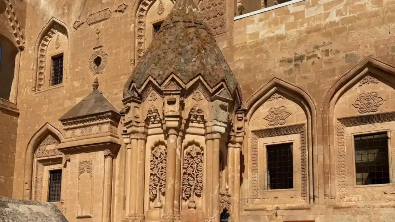 Tutaklı çocuklar Doğubayazıt’ın tarihî ve kültürel mirasını