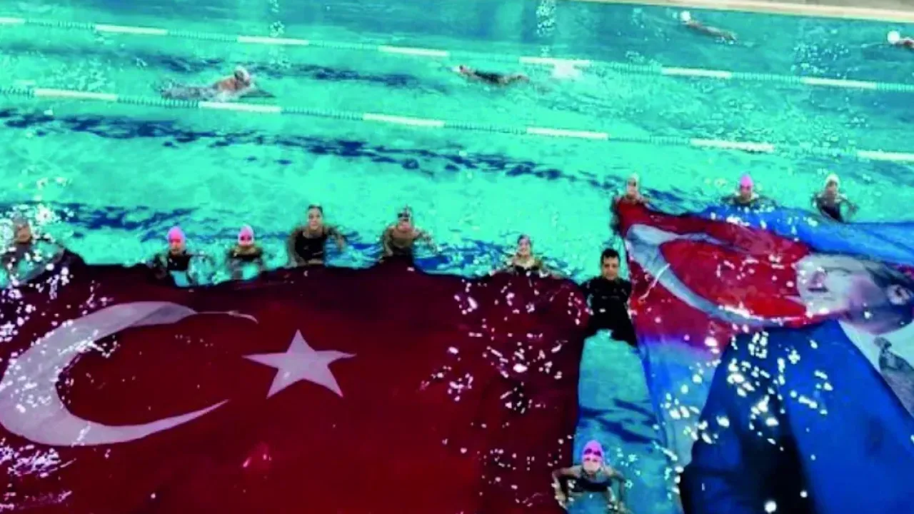 Uzunköprü'de su üstünde Cumhuriyet gururu