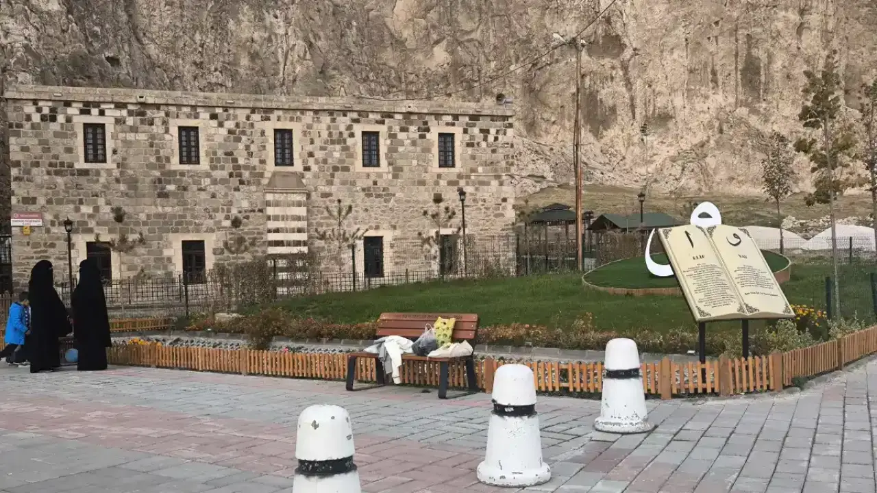 Van'da Horhor Camisi turistlerin ilgi odağı oldu