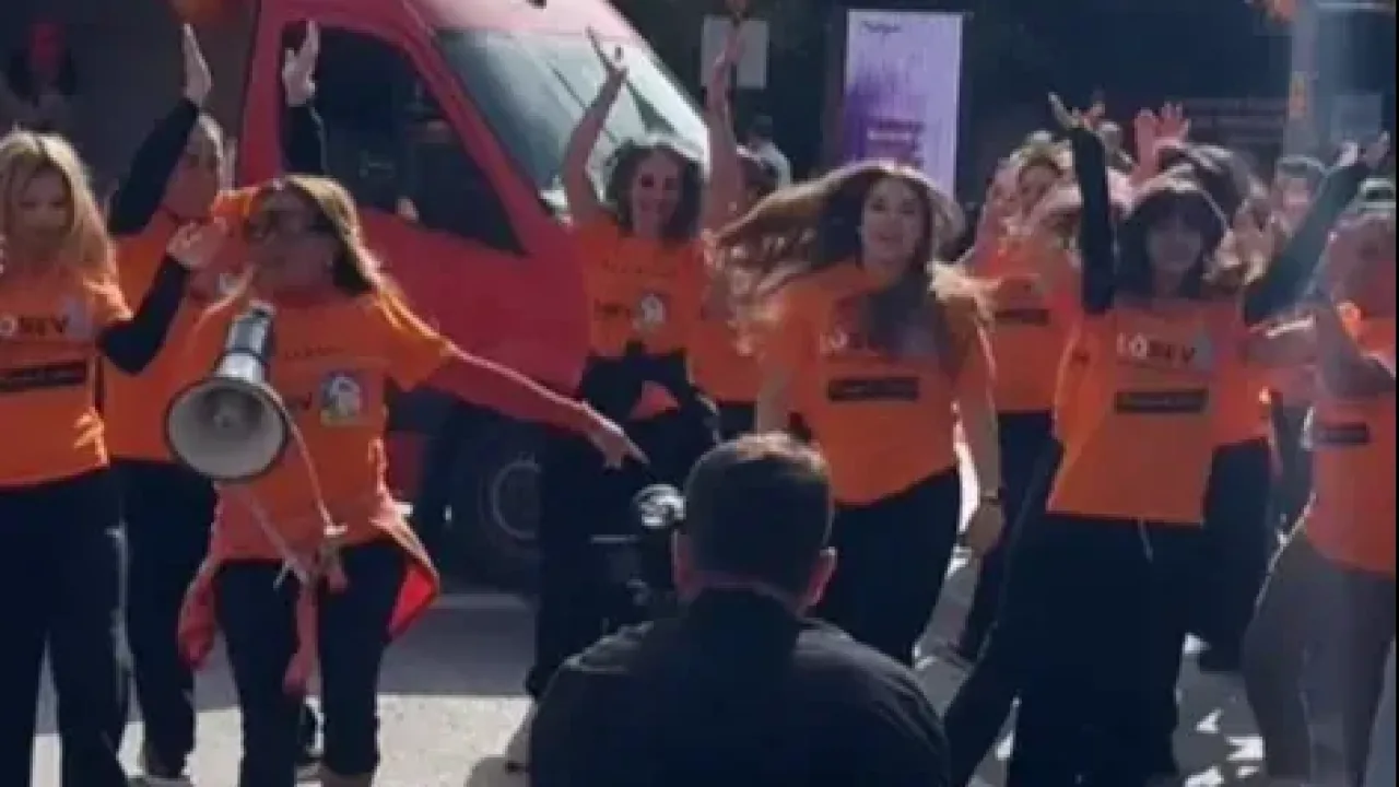 Yonca Evcimik trafiği durdurdu